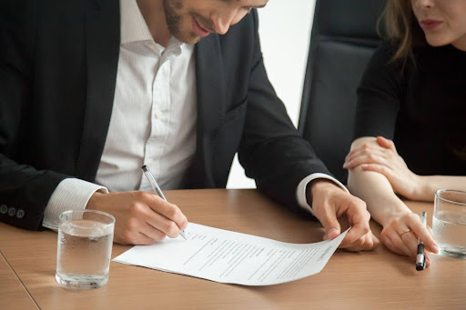 Business Contract Lawyer vs General Lawyer